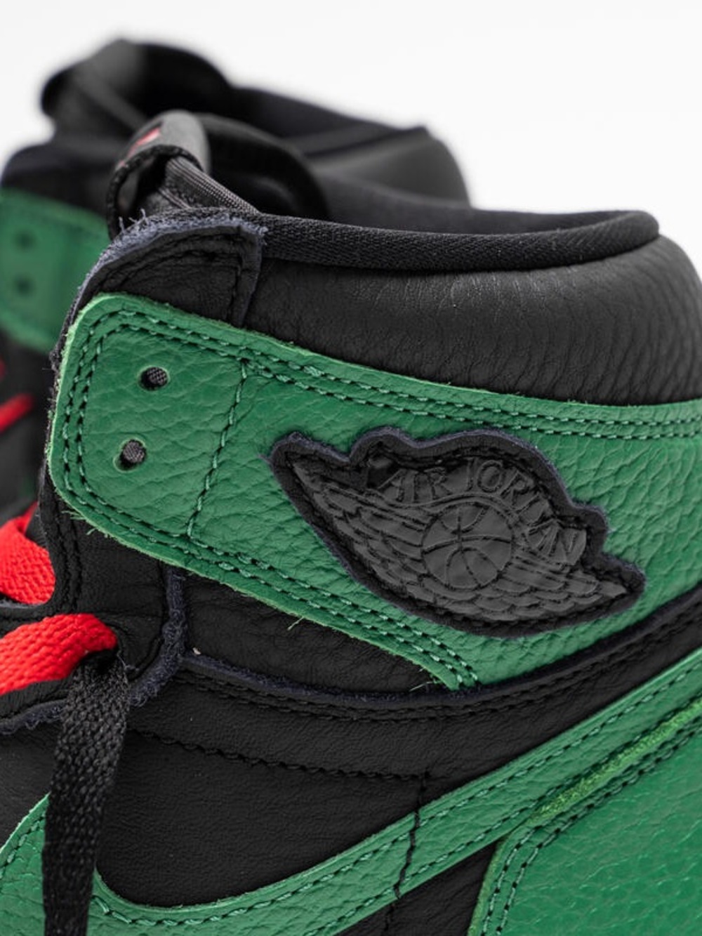 Nike Air Jordan 1 Retro High OG - Picture 2 of 10
